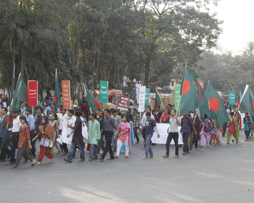 প্ল্যাকার্ড ও পতাকা নিয়ে শোভাযাত্রা