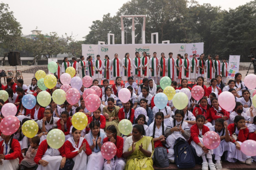 বেলুন উড়িয়ে উদ্‌যাপন